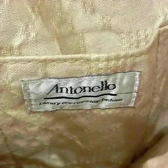 Antonello Red and White Clutch. Comes with red strap. - Picture 3 of 9